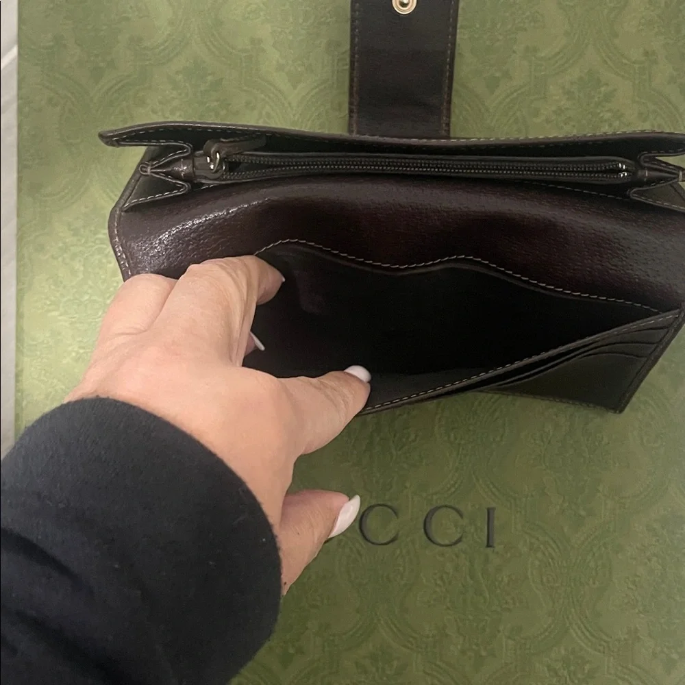 Gucci wallet iconic